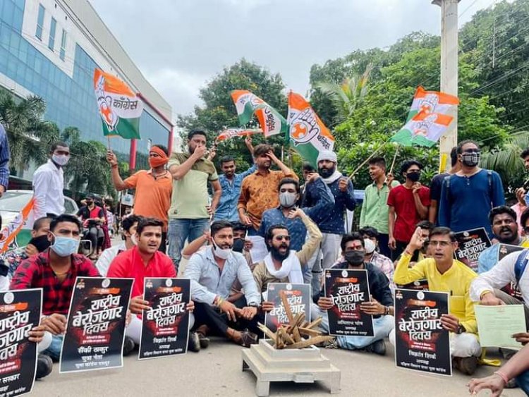 युवा कांग्रेस की अगुवाई में शिक्षित बेरोजगारों ने जलाई अपनी डिग्रियों की प्रतियां-सुमित सरकार